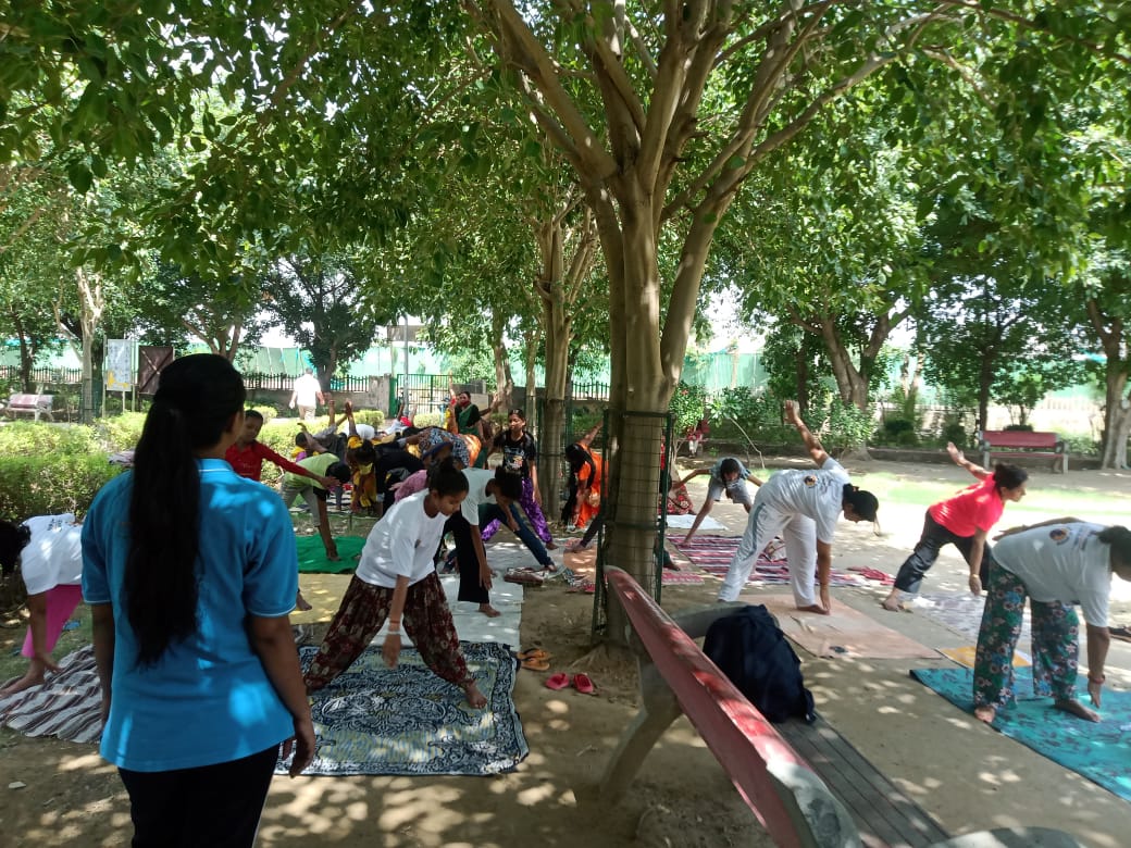 नवलोक महिला पंचायत में योगा कैंप